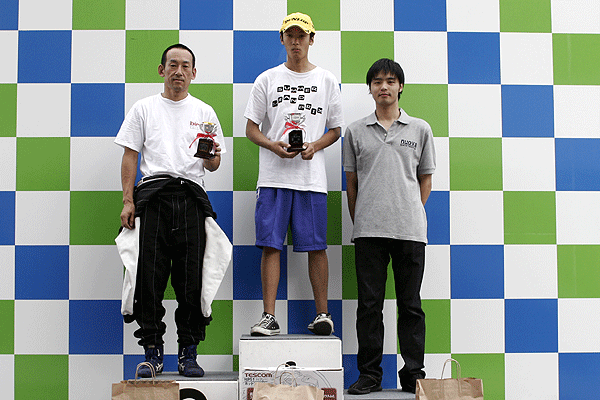 セルオープン１２５入賞者　左から２位：山本恵則選手　優勝：宇井健剛選手　３位：鈴木智久選手