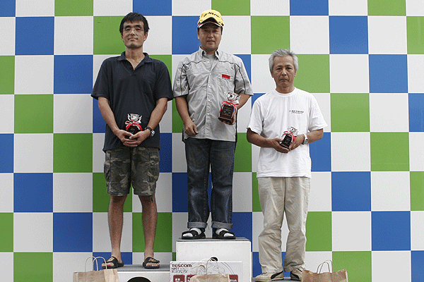 YZ85入賞者のみなさん　左から２位：辻村正和選手　優勝：兼子直樹選手　３位：深津尊司選手