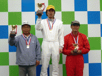 ＮⅠクラス入賞者：優勝　大仲　敦　選手（中央）：２位　川合　初雄　選手（左）：３位　神谷　知宏　選手