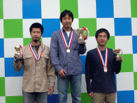 ＲＡⅡクラス入賞者：優勝　三浦　裕章　選手（中央）：２位　和田　誠　選手：３位南　敏彰　選手（右）