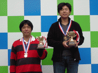 S1500クラス入賞者：優勝　三谷　篤史　選手（右）：２位藤原　宏明　選手（左）