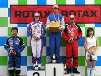 入賞者　優勝：宇井　健剛　選手（中）　２位：大場　衣里可　選手（左から２番目）　３位：神谷　義孝　選手（右）　４位：渡辺　英明　選手（左）